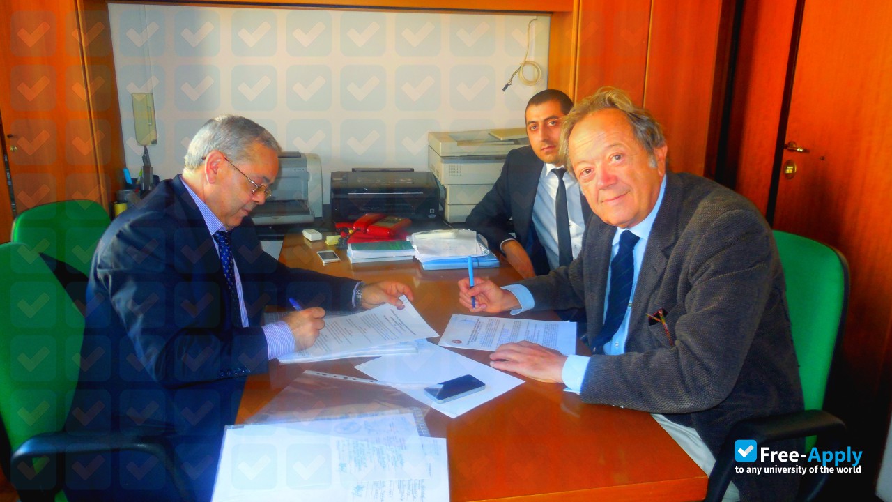 Foto de la Movses Khorenatsi University #3