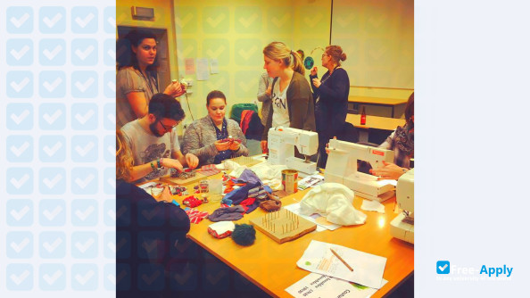 Foto de la High School Free Mosane Isell #8