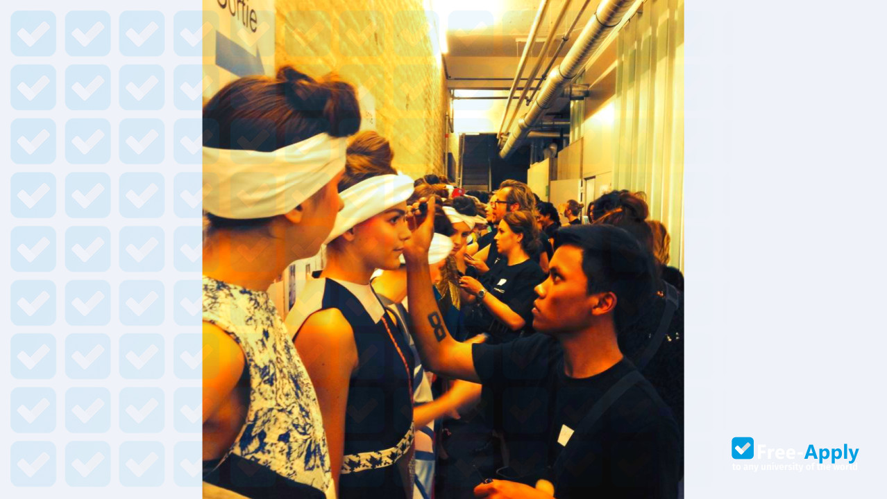 Foto de la High School Free Mosane Isell #2
