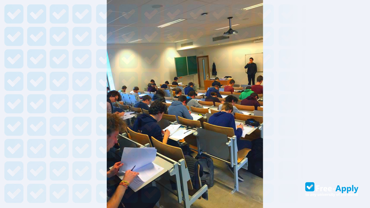Foto de la High School Free Mosane Isell #13