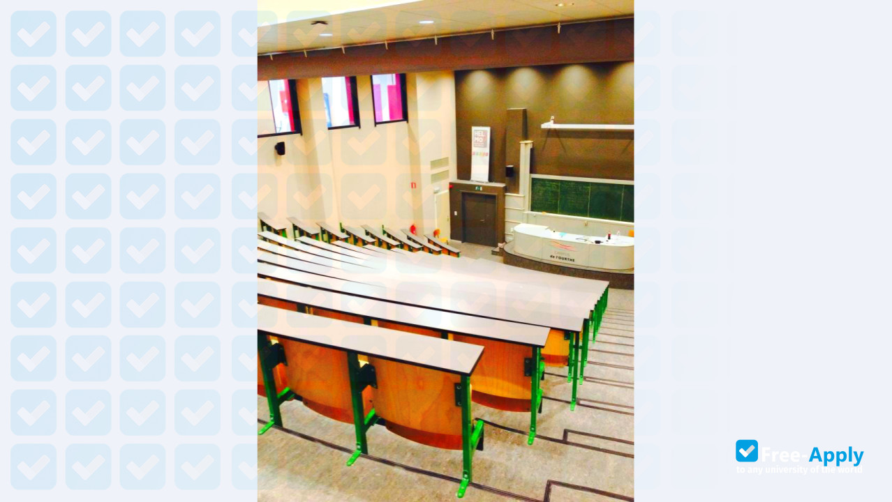 Foto de la High School Free Mosane Isell #7
