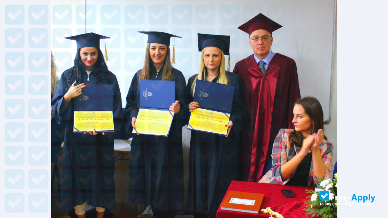 Foto de la International University of Travnik #9