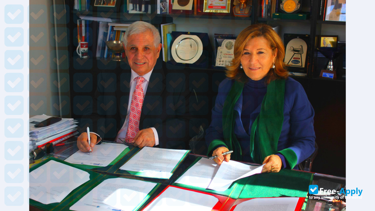 Foto de la International University of Travnik #1