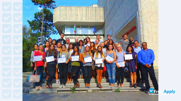 Foto de la Varna University of Management #11
