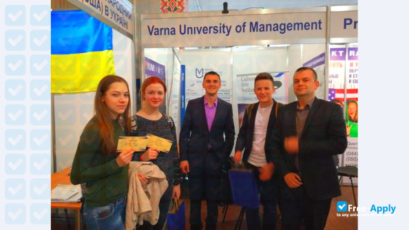 Foto de la Varna University of Management #5