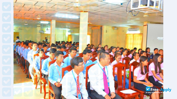 Foto de la Cambodia University for Specialties #6
