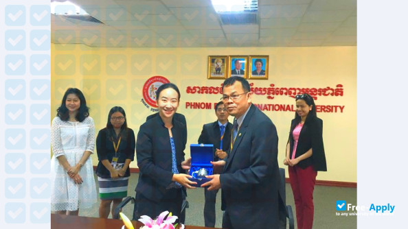 Foto de la Phnom Penh International University #8