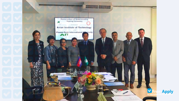 Foto de la Phnom Penh International University #10
