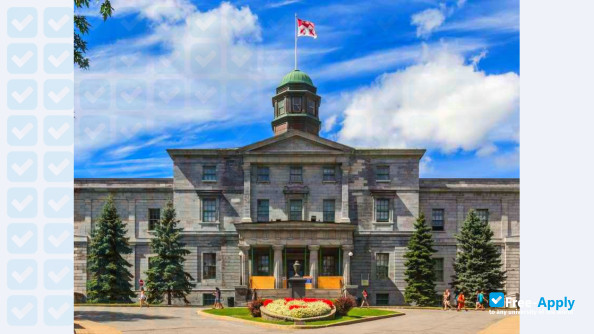 Foto de la McGill University #11