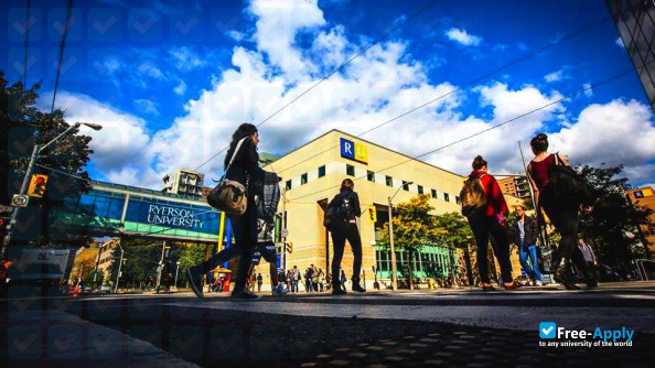 Foto de la Ryerson University #6
