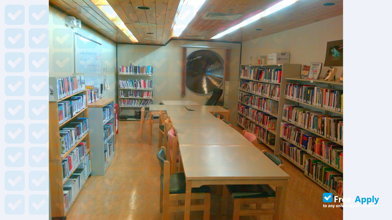 Foto de la Nunavut Arctic College #7
