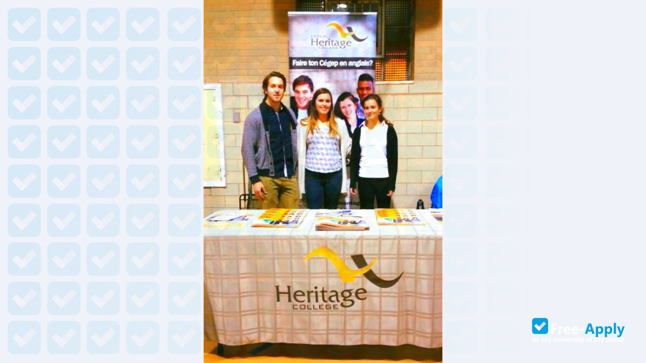 Foto de la Heritage College #5