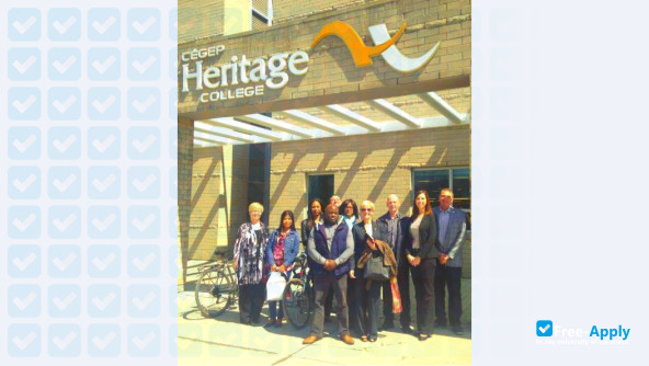 Foto de la Heritage College #9