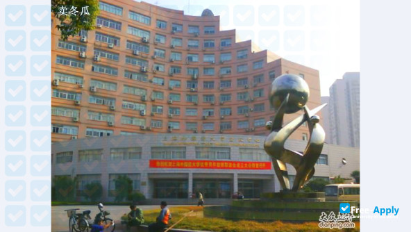 Shanghai International Studies University фотография №4