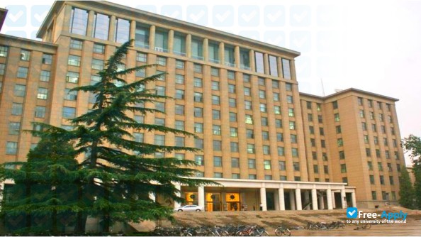 Foto de la Capital Medical University #6