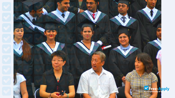 Foto de la Capital Medical University #8