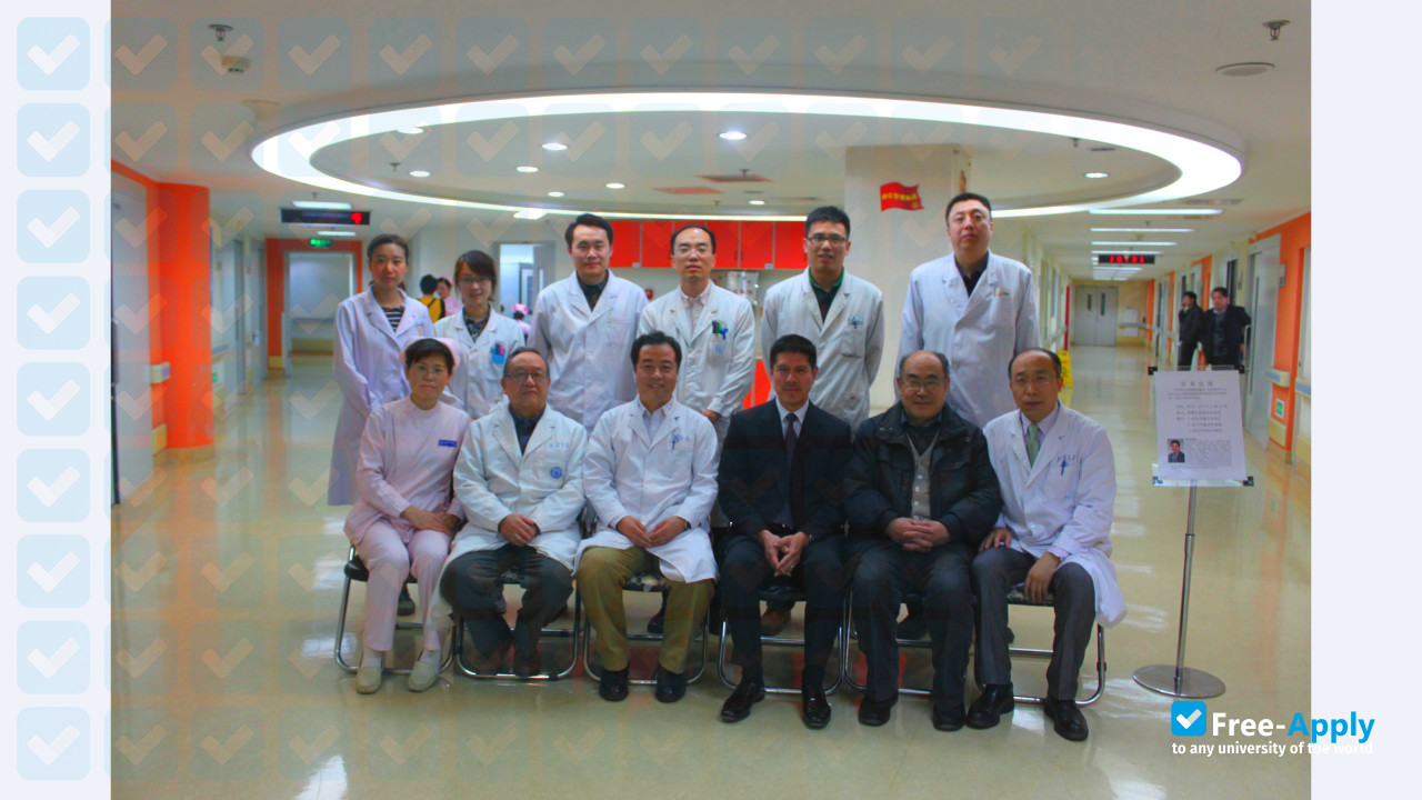 Foto de la Capital Medical University #2