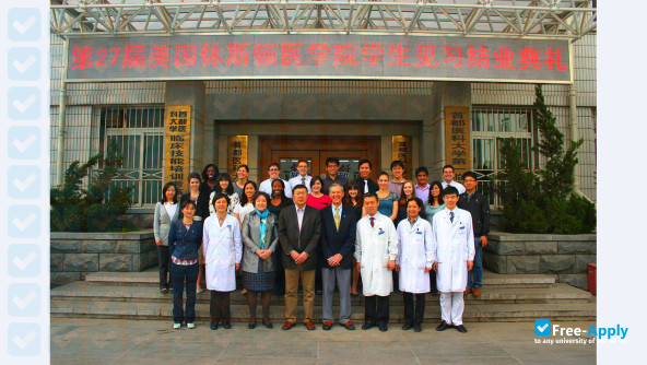 Foto de la Capital Medical University #9