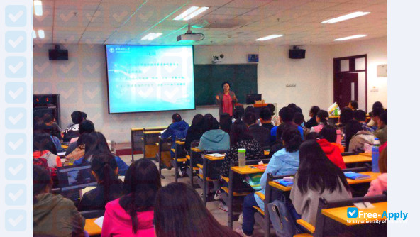 Foto de la Capital Medical University #5
