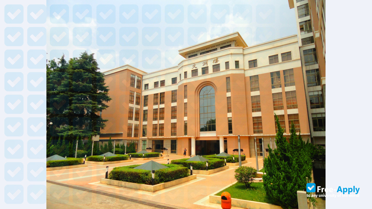 Foto de la Yunnan University #9