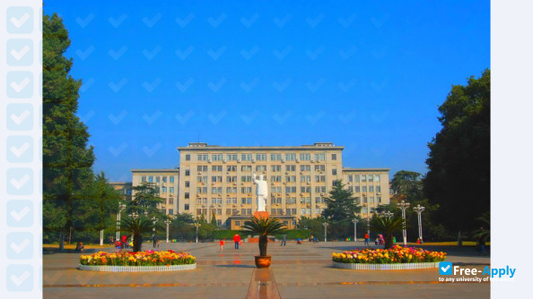 Foto de la Huazhong University of Science & Technology #7