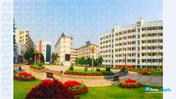 Guangxi Medical University фотография №7