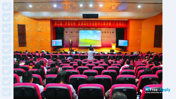 Guangdong University of Foreign Studies photo #2