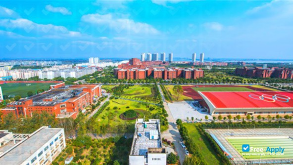 Foto de la Yangtze Normal University #3
