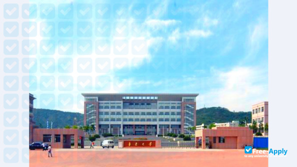 Foto de la Ludong University #2