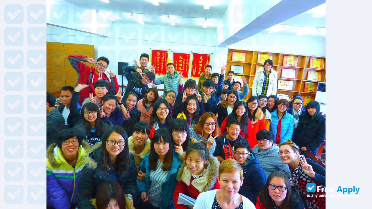Foto de la Ludong University #3