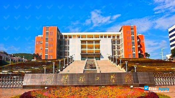 Foto de la Jingchu University of Technology #4
