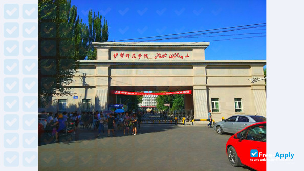 Foto de la Yili Normal University #8