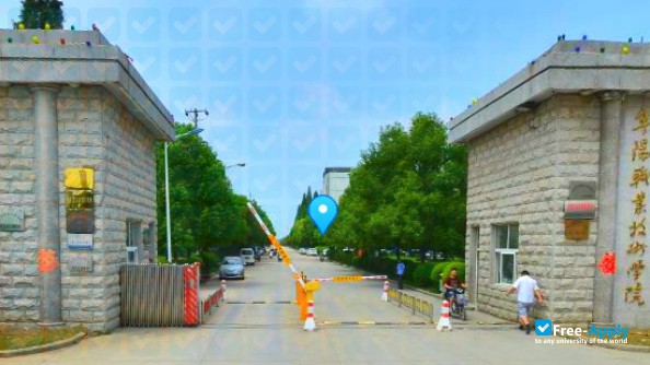 Foto de la Fuyang Vocational and Technical College (East Gate）  