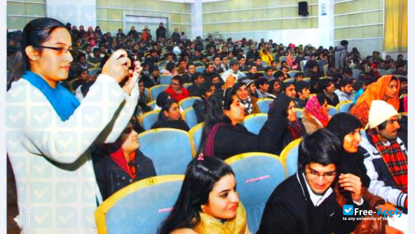 Foto de la Yangtze University #8