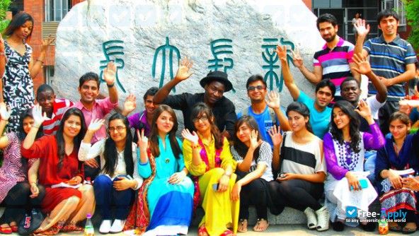 Foto de la Yangtze University #5