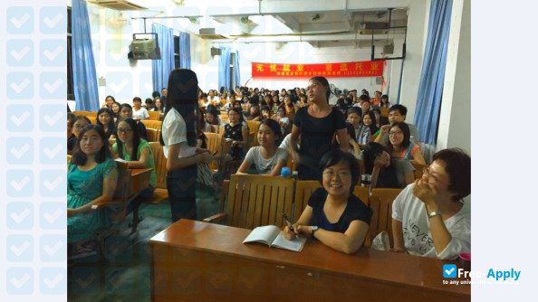 Foto de la Nanhua College of Industry and Commerce #1