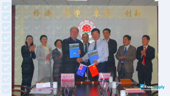 Foto de la Heze University #3