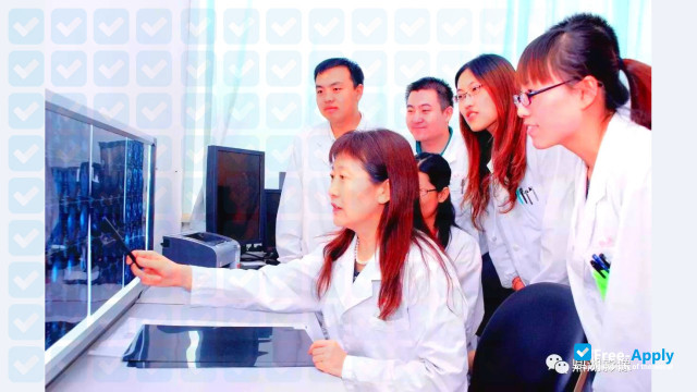 Foto de la Shanxi Medical University #8