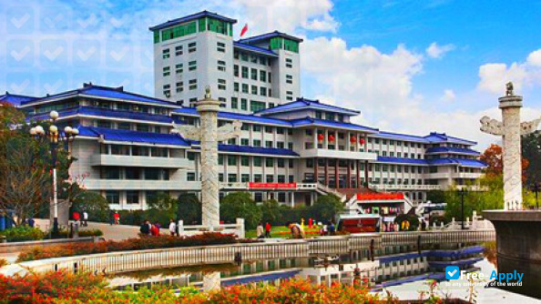 Foto de la Hubei University for Nationalities #7