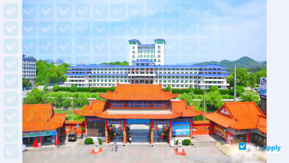 Foto de la Hubei University for Nationalities #6