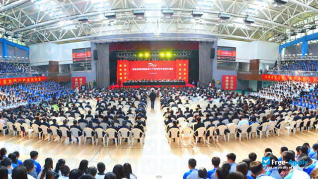 Foto de la Qingdao Huanghai University #2