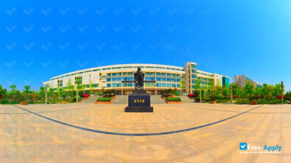 Foto de la Qingdao Huanghai University #4