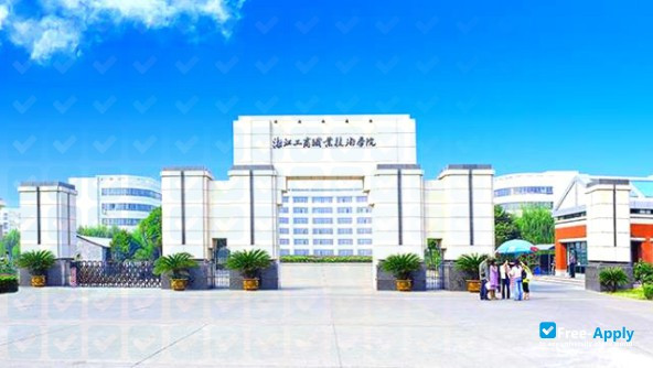 Foto de la Zhejiang Business Technology Institute #2