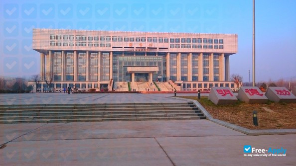 Foto de la Qilu University of Technology #7