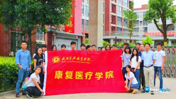 Wuhan Social Work Professional College фотография №2