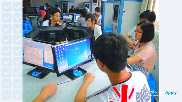 Foto de la Chizhou Vocational & Technical College #5