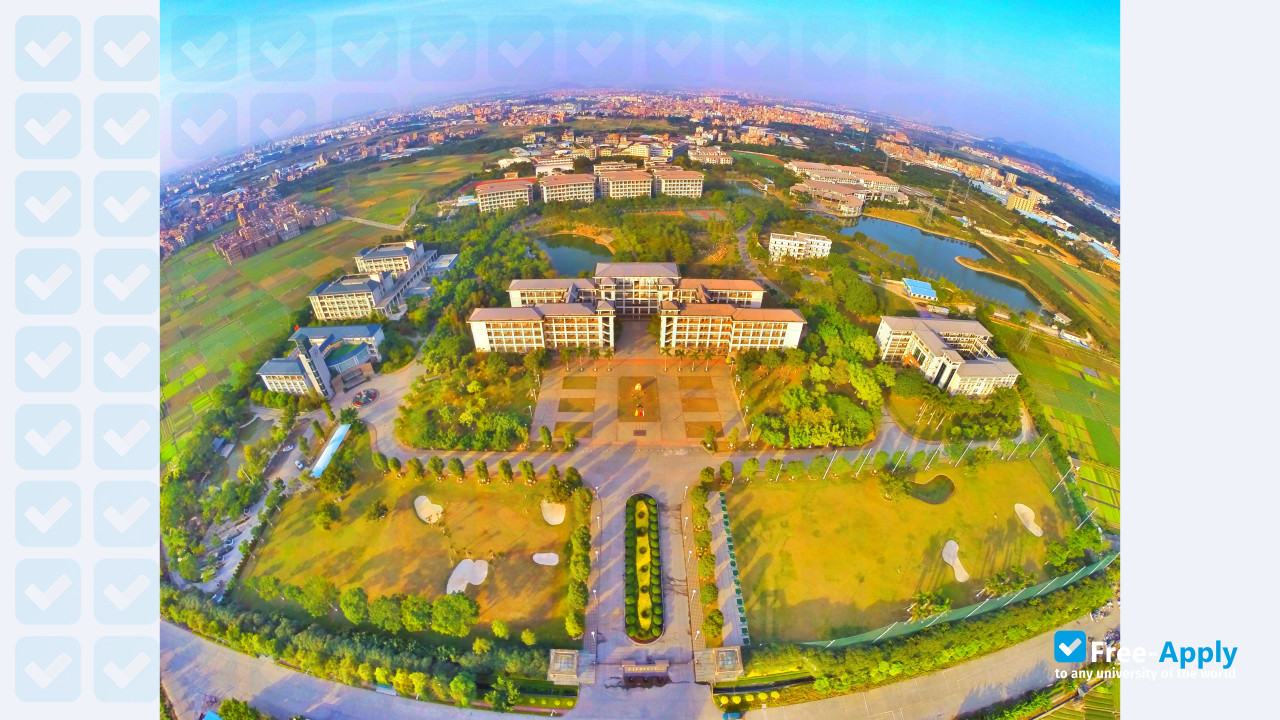 Guangdong University of Foreign Studies South China Business College photo #3