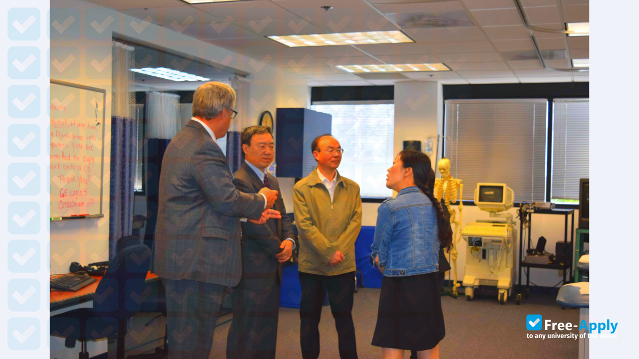 Shanghai Industry and Commerce Foreign Language College photo #10