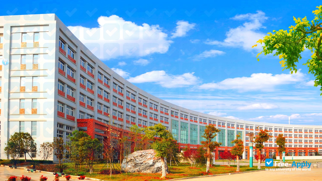 Wuhan Business University фотография №3