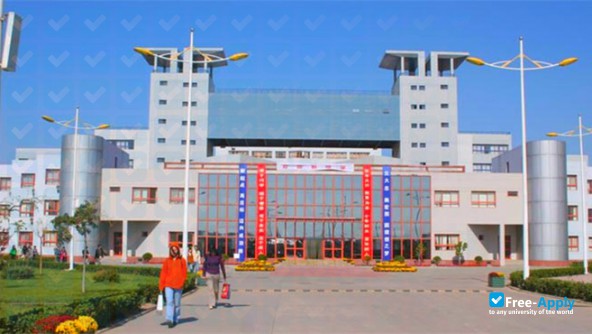 Foto de la Tianjin University of Commerce Bousted College #7